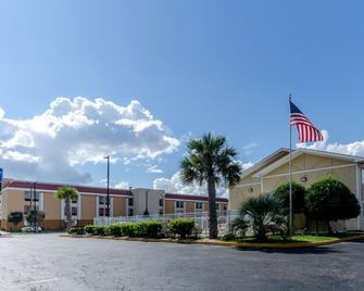 Rodeway Inn and Suites Jacksonville near Camp Lejeune - Jacksonville - Edificio