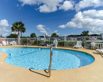 Rodeway Inn and Suites Jacksonville near Camp Lejeune - ג'קסונוויל - בריכה