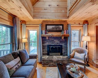 Heritage Hill Cabins - Banner Elk - Living room