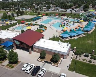 Private Entry Modern Luxury Junior Guest Suite - Commerce City - Piscina