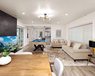 Modern Home - Family Fun Hub - Getaway - Billiards By Zen Living Short Term Rental - Glendora - Living room