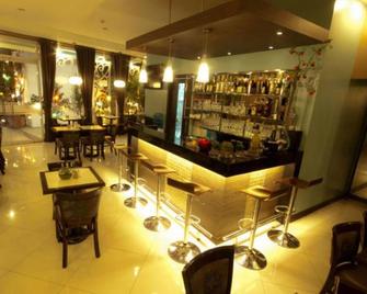 Townhouse Oak Avitel Hotel Near Osmena Highway Pnr Pasay Station Metro Manila - Makati - Bar