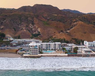 Oceanfront Gem w Balcony Pool Hot Tub Carbon Beach Access Bluewater Haven by AvantStay - Malibu