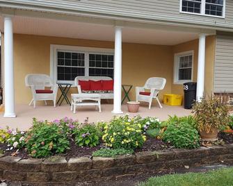 Quiet Apartment In Coolest Small Town In America! - Sykesville - Patio