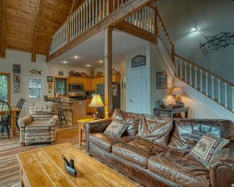 Lazy Dayz - Lakefront-Deep Water Dock - Hayesville - Living room