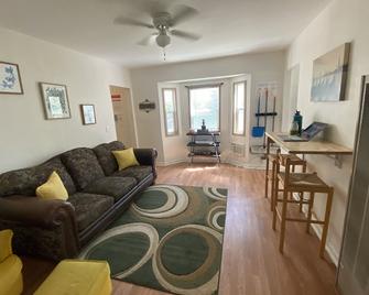 Whole Family - Barrette (Front) - סקרמנטו - סלון