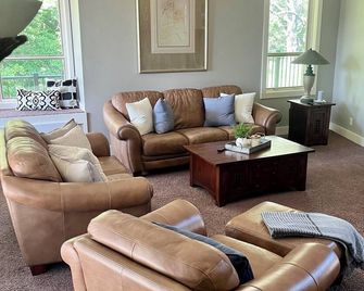 Peacful 4-bedroom home just outisde Missouri Valley and 25 minutes from Omaha - Missouri Valley - Wohnzimmer