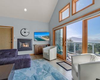 Shoreline Solace: Ocean View Townhouse Tillamook - Tillamook - Living room