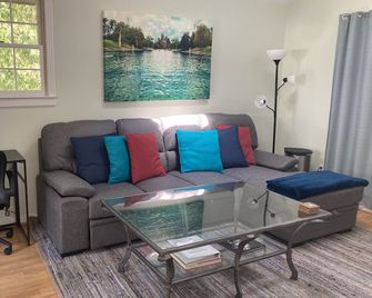 Centrally Located Treehouse Studio Apt - Austin - Sala de estar