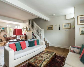 Charming 2bd Garden House - Hammersmith - London - Living room