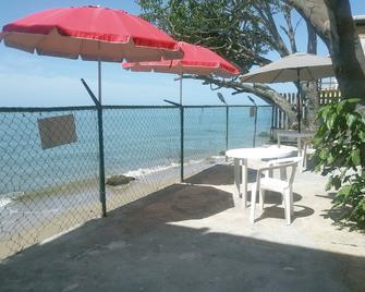 Blue Whales Apt. br2 BR for 4 guest or 1 BR for 2 guest complete privates. - Añasco - Patio