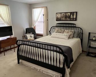 Heritage House - Orrville, OH … minutes to Amish Country! - Orrville - Bedroom