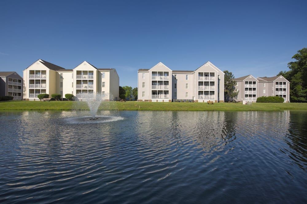 Enjoy our Colonial Style Resort in Williamsburg with Free parking, pool access, mini golf and tennis - וויליאמסברג - בניין