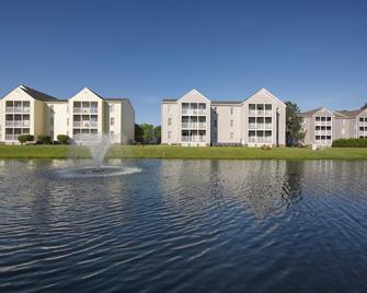 Enjoy our Colonial Style Resort in Williamsburg with Free parking, pool access, mini golf and tennis - וויליאמסברג - בניין