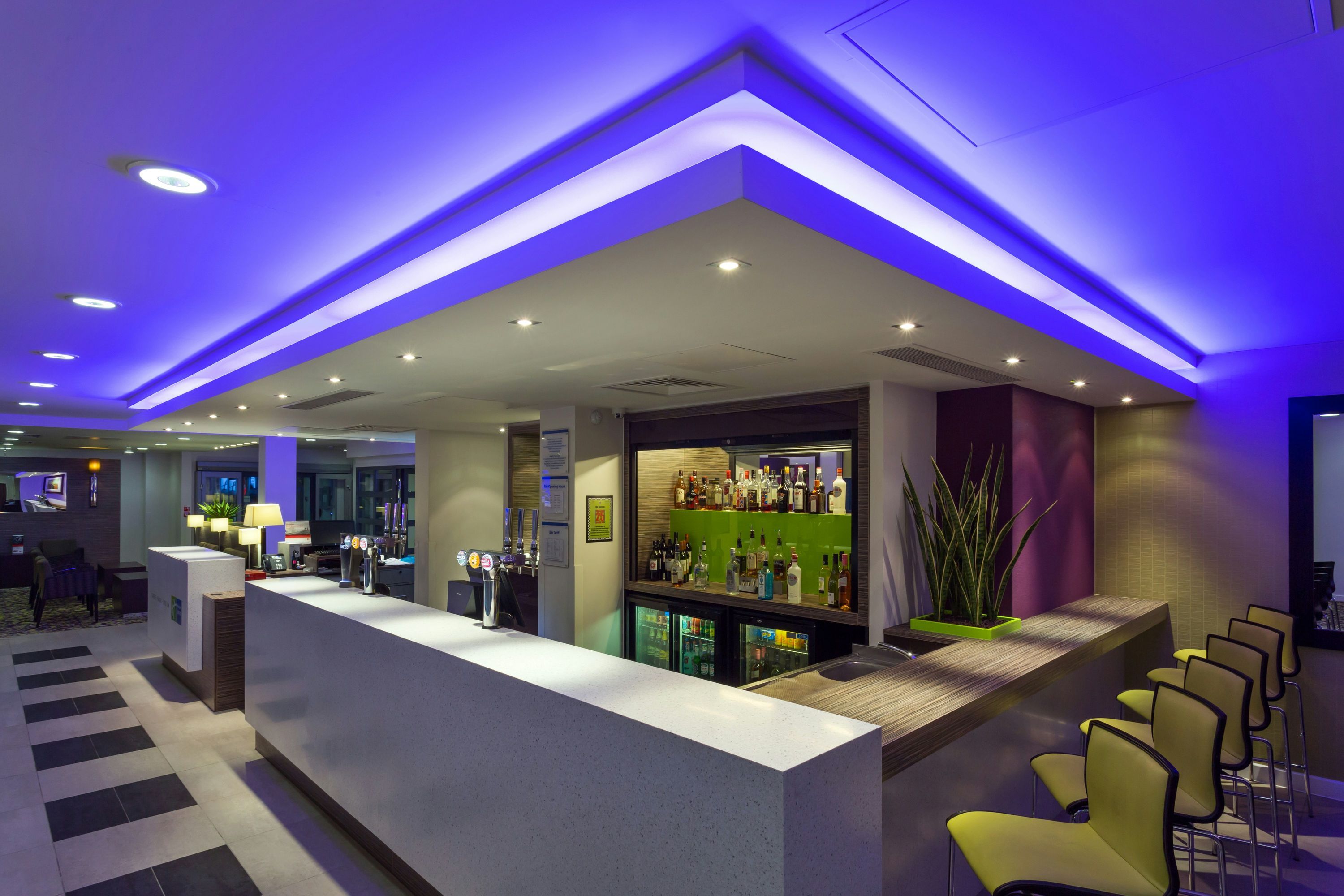 Holiday Inn Express Harlow By IHG - הארלו - בר