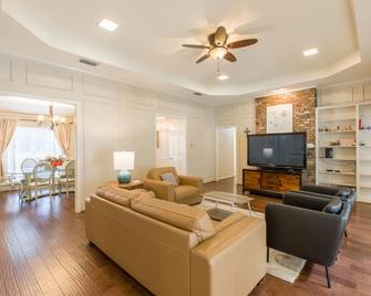 Pet-Friendly Richardson Retreat with Heated Pool - Richardson - Living room