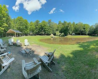 Selah Serenity Tent-n-Breakfast Glamping for 2 in Finger Lakes Woodland Site - Rushville - Patio