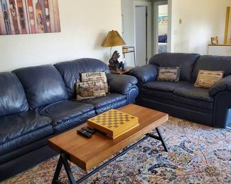 Pet Friendly Getaway Overlooking Lake Cascade- Hot - Cascade - Living room