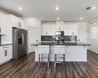 One Big and Beautiful House in Lincoln - Lincoln - Kitchen