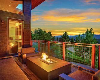 Caribou Ridge with Hot Tub! Pet Friendly with James Peak Views - Sleeps 10 - Nederland - Balcón