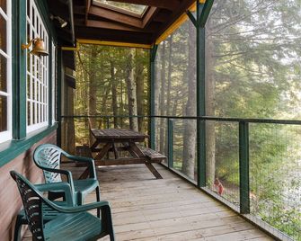 Classic Lakefront Cottage - Poland - Balcón