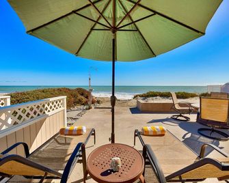 Beautiful oceanfront with deck & private road - Dana Point - Patio