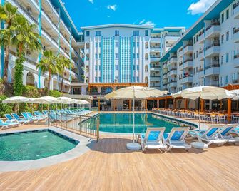 Blue Star Hotel - אלניה - בריכה