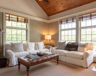 New Listing: Immaculate Home, Close To Wolffer Vineyard, And Gibson Beach,.. - Sagaponack - Living room