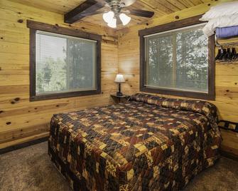 Freedom Ridge Cabins - Hill City - Bedroom