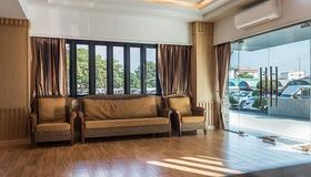 Golden Foyer Suvarnabhumi Airport Hotel - Bangkok - Living room