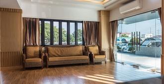 Golden Foyer Suvarnabhumi Airport Hotel - Bangkok - Living room