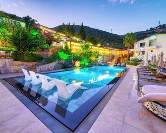 Illusion Beach Clubhotel Only Adult - אלניה - בריכה