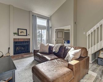 Charming Loft w/ Fireplace – Minutes from Denver & Mountain Adventures - Littleton - Sala de estar