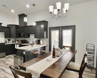 New Modern home w/RV access and Garage Access. - Yuma - Kitchen