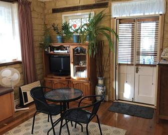 Private Room with Ensuite (farm stay) - Grantville - Comedor