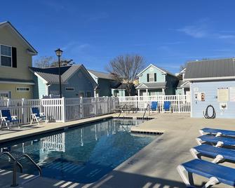 Newly Upgraded 2-Br Cottage, 2 Blocks To Beach - Myrtle Beach - Piscina
