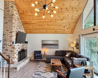 Renovated Betsie River Lodge 3bd+loft/2ba By Crystal Mtn,11acres & 900' Frontage - Thompsonville - Sala de estar