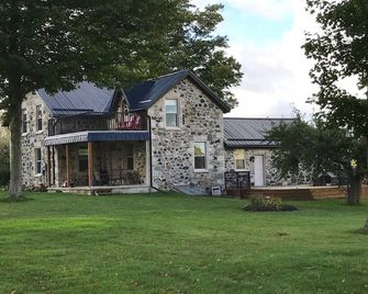 Farmhouse Retreat - 5 minutes from the beach! - Saugeen Shores - Building