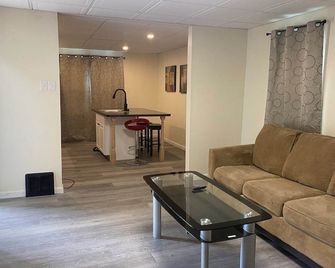 Cozy Entire 2 Bedroom Home Close To Rive - Niagara Falls - Living room