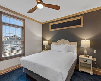 Beach front luxury spacious villa ! - Sheboygan - Bedroom