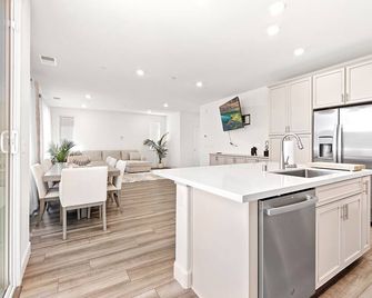 A Home Away From Home! 3 Bedroom, 2.5 Bathrooms New Home! New Furniture! - Folsom - Kitchen