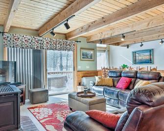 Cozy Conway Area Home about 4 Mi to Cranmore Mountain! - Intervale - Wohnzimmer