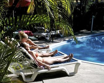 Nomads Noosa Backpackers Hostel - Noosa Heads - Pool