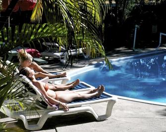 نومادز نوزا باك باكر هوستل - نوسا هيدس - حوض السباحة