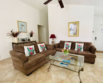 Glenna's Southern Dunes Vacation Home - Haines City - Living room