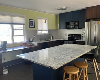 Two king bedrooms, fenced yard, dogs welcome! - Anchorage - Kitchen