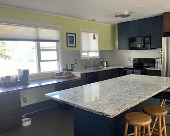 Two king bedrooms, fenced yard, dogs welcome! - Anchorage - Kitchen