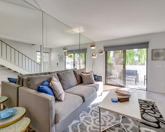 Pet-Friendly Rancho Mirage Townhome with Pool! - Rancho Mirage - Living room