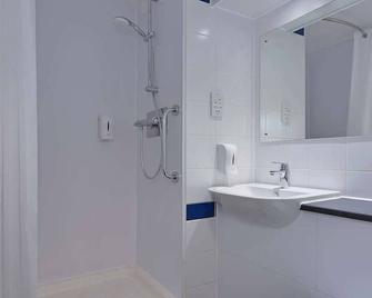 Travelodge Glasgow Airport - Paisley - Bathroom