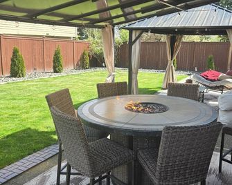 Silverdale 3-bedroom Home • Near Hospital, Bangor & PSNS with cool AC breeze - Silverdale - Patio